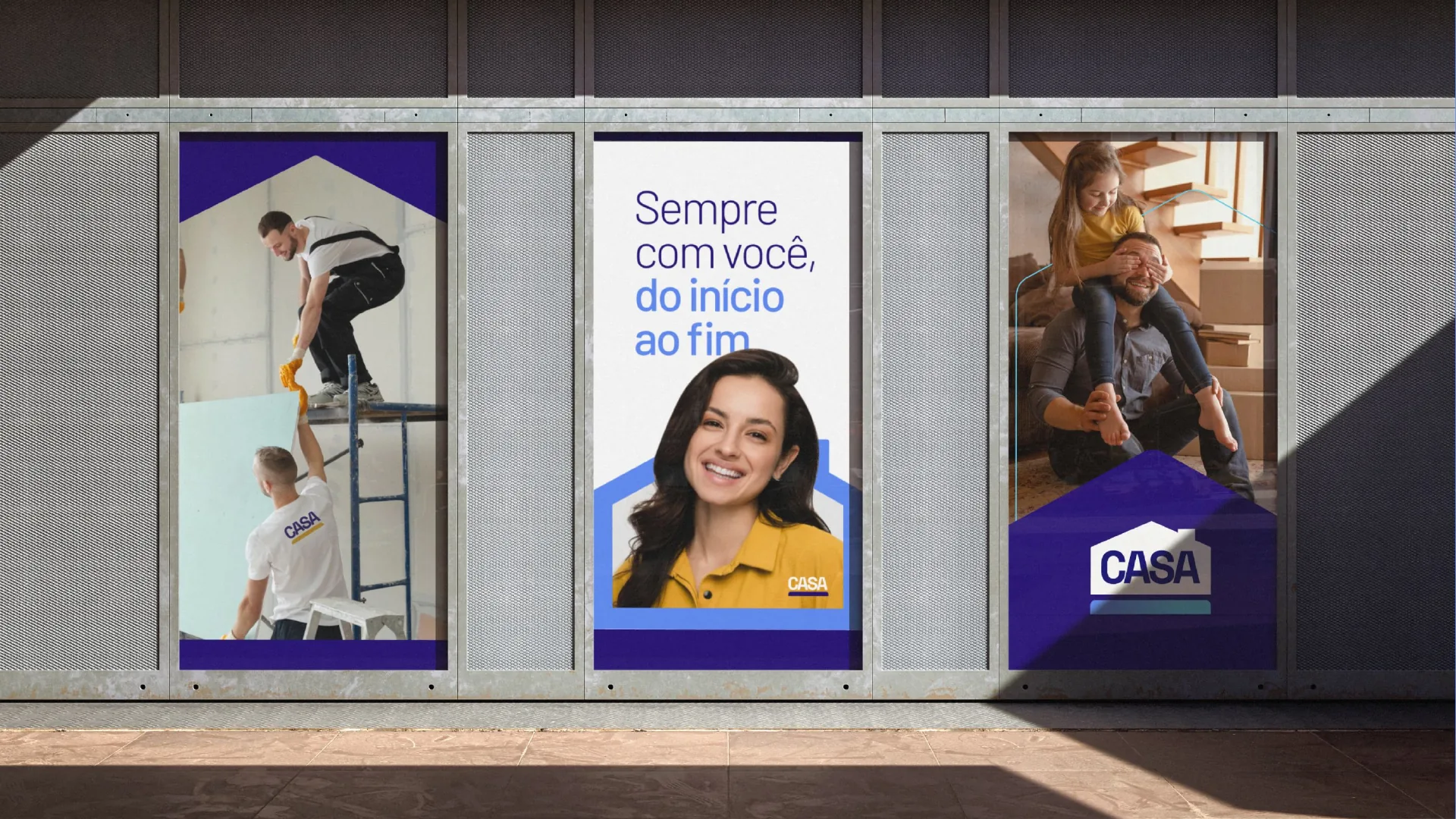 Três cartazes da CASA numa montra.